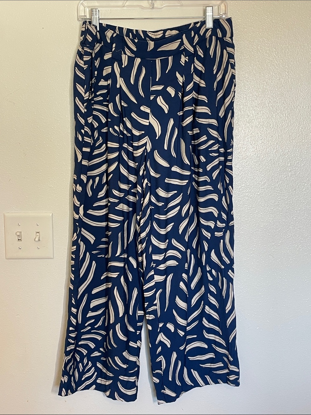 Navy Wide-Leg Pants with Cream Abstract Print